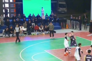 好家伙，中原村BA賽場出現暴力沖突事件，雙方揮拳相向